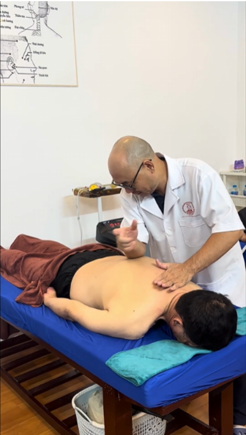 Xoa bóp bấm huyệt điều trị đau lưng