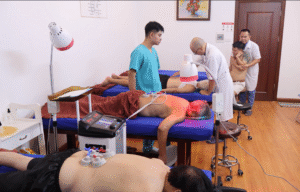 xoa bóp kết hợp sử dụng máy vật lý trị liệu điều trị đau lưng