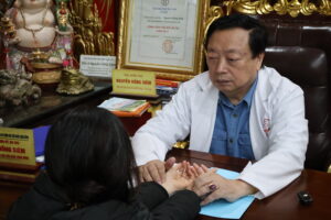 Thầy Siêm thăm khám cho bệnh nhân